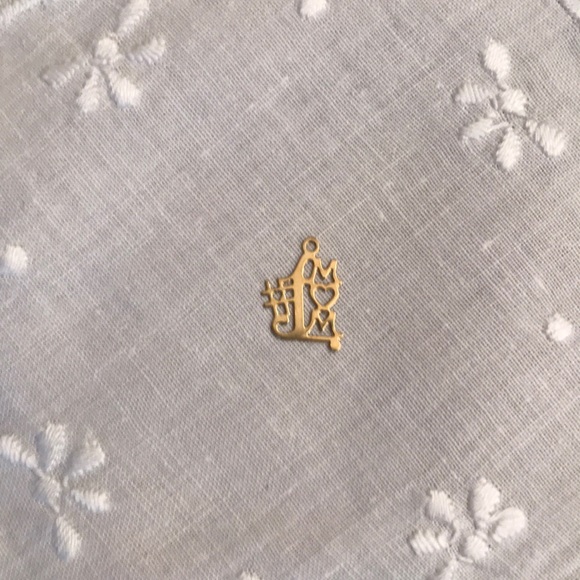 Very thin gold pendant saying #1 mom - Picture 3 of 4
